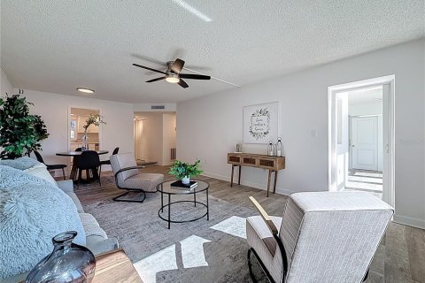 Condo in Saint Petersburg, Florida, 2 bedrooms № 2114668 - photo 16