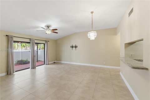 Villa ou maison à vendre à Pembroke Pines, Floride: 2 chambres, 90.3 m2 № 2025075 - photo 2