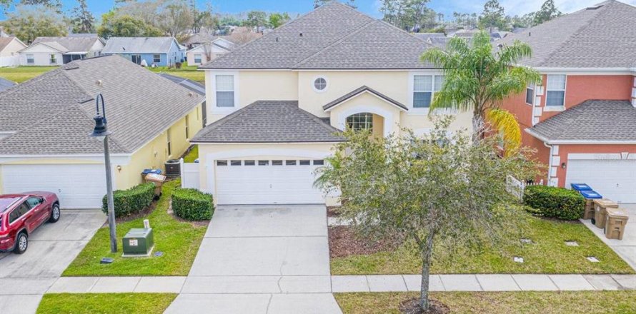 House in Kissimmee, Florida 7 bedrooms, 267.65 sq.m. № 2204292