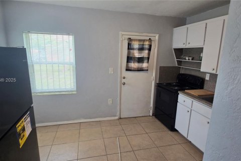 House in Miami, Florida 2 bedrooms, 115.38 sq.m. № 1896640 - photo 9