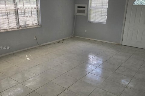 House in Miami, Florida 2 bedrooms, 115.38 sq.m. № 1896640 - photo 24