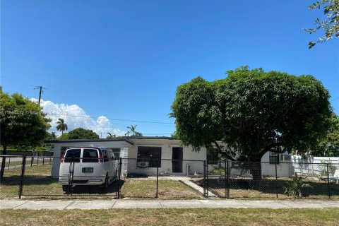 House in Miami, Florida 2 bedrooms, 115.38 sq.m. № 1896640 - photo 2