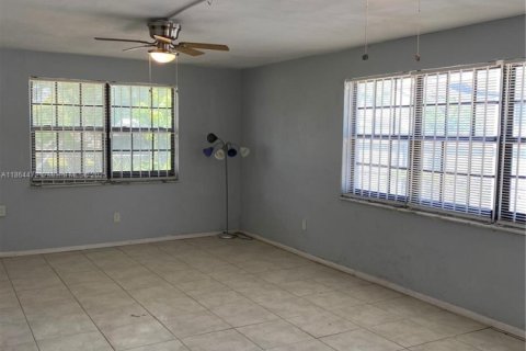 House in Miami, Florida 2 bedrooms, 115.38 sq.m. № 1896640 - photo 22