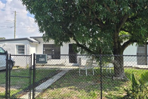 House in Miami, Florida 2 bedrooms, 115.38 sq.m. № 1896640 - photo 1