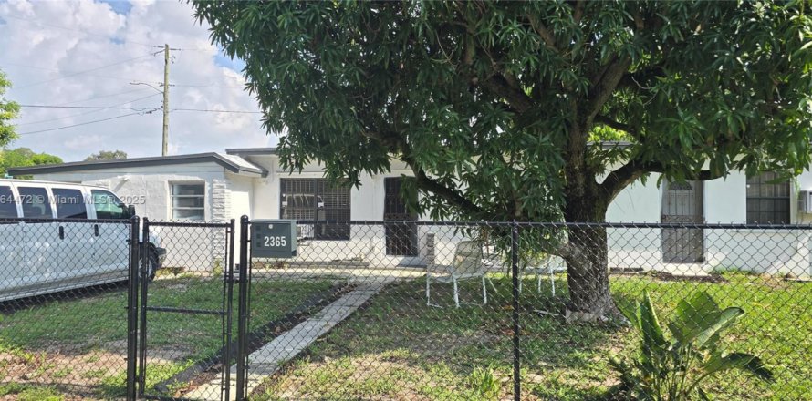 House in Miami, Florida 2 bedrooms, 115.38 sq.m. № 1896640