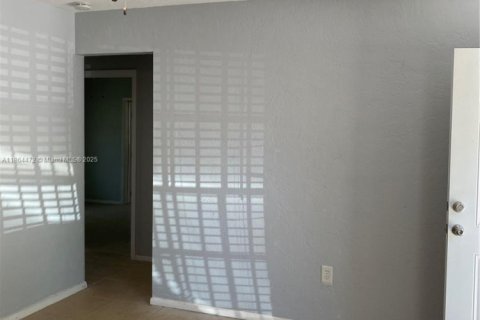 House in Miami, Florida 2 bedrooms, 115.38 sq.m. № 1896640 - photo 5