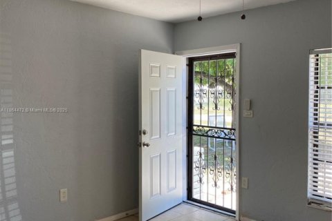 House in Miami, Florida 2 bedrooms, 115.38 sq.m. № 1896640 - photo 6