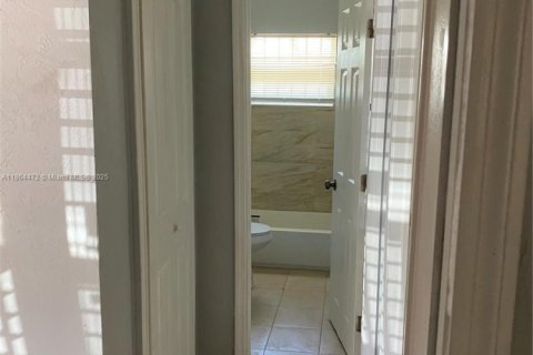 House in Miami, Florida 2 bedrooms, 115.38 sq.m. № 1896640 - photo 11