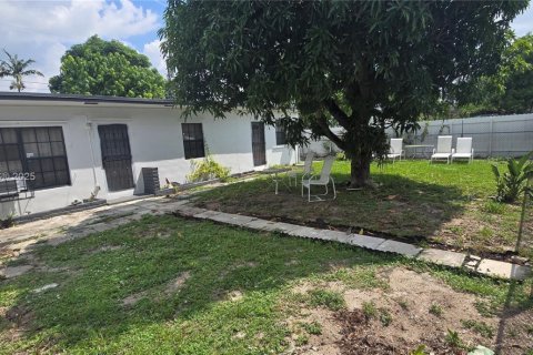 House in Miami, Florida 2 bedrooms, 115.38 sq.m. № 1896640 - photo 3