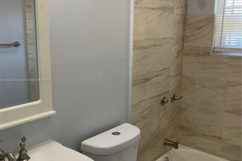House in Miami, Florida 2 bedrooms, 115.38 sq.m. № 1896640 - photo 12