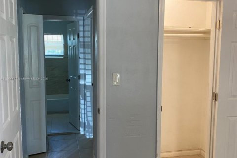 House in Miami, Florida 2 bedrooms, 115.38 sq.m. № 1896640 - photo 15