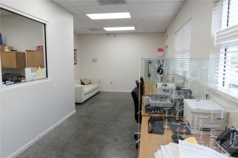 Commercial property in Sweetwater, Florida № 1684048 - photo 11