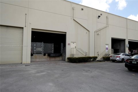 Commercial property in Sweetwater, Florida № 1684048 - photo 2