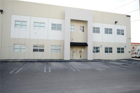 Commercial property in Sweetwater, Florida № 1684048 - photo 1
