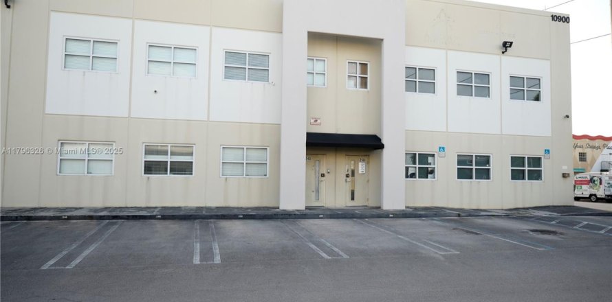 Commercial property in Sweetwater, Florida № 1684048