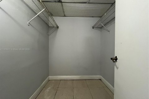 Condo in Tamarac, Florida, 2 bedrooms  № 1742515 - photo 12