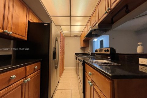 Condo in Tamarac, Florida, 2 bedrooms  № 1742515 - photo 1