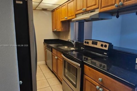 Condo in Tamarac, Florida, 2 bedrooms  № 1742515 - photo 4