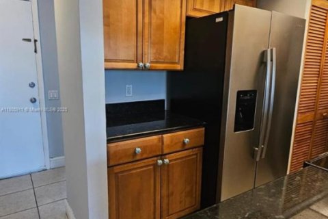 Condo in Tamarac, Florida, 2 bedrooms  № 1742515 - photo 3