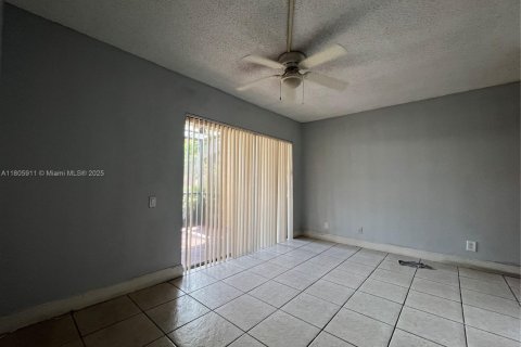Condo in Tamarac, Florida, 2 bedrooms  № 1742515 - photo 6