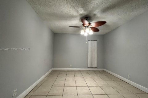 Condo in Tamarac, Florida, 2 bedrooms  № 1742515 - photo 14