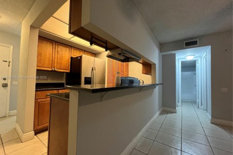 Condo in Tamarac, Florida, 2 bedrooms  № 1742515 - photo 2