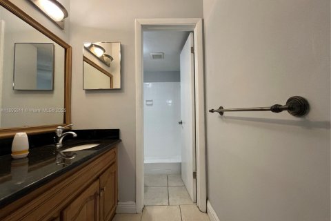 Condo in Tamarac, Florida, 2 bedrooms  № 1742515 - photo 13