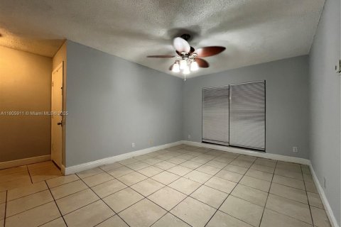 Condo in Tamarac, Florida, 2 bedrooms  № 1742515 - photo 11