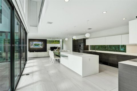 Villa ou maison à vendre à Fort Lauderdale, Floride: 4 chambres, 337.7 m2 № 2348765 - photo 24