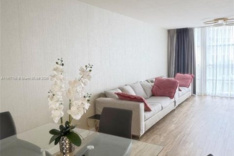 Copropriété à louer à Hallandale Beach, Floride: 1 chambre, 76.18 m2 № 1964145 - photo 1