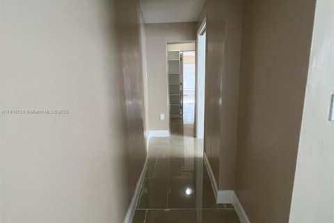 House in Fort Lauderdale, Florida 1 bedroom, 169.27 sq.m. № 1973604 - photo 12