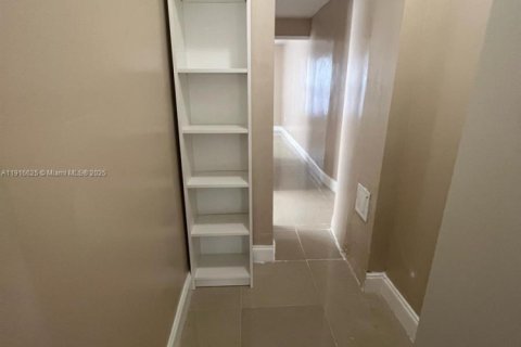 House in Fort Lauderdale, Florida 1 bedroom, 169.27 sq.m. № 1973604 - photo 13