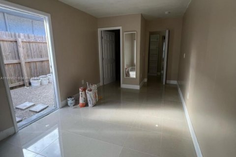 House in Fort Lauderdale, Florida 1 bedroom, 169.27 sq.m. № 1973604 - photo 9