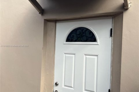 House in Fort Lauderdale, Florida 1 bedroom, 169.27 sq.m. № 1973604 - photo 14