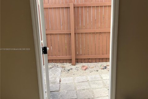 House in Fort Lauderdale, Florida 1 bedroom, 169.27 sq.m. № 1973604 - photo 15