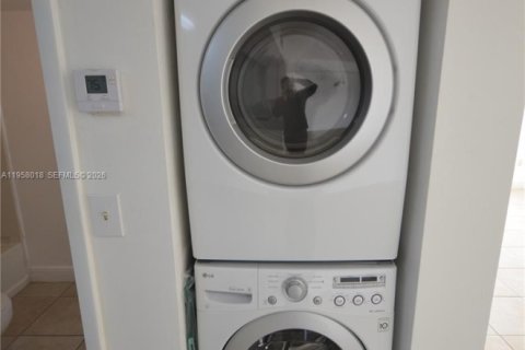 Купить кондоминиум в Майами, Флорида 1 спальня, 62.8м2, № 2021012 - фото 17