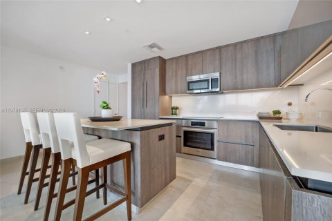 Condo in Miami, Florida, 2 bedrooms  № 2041875 - photo 4