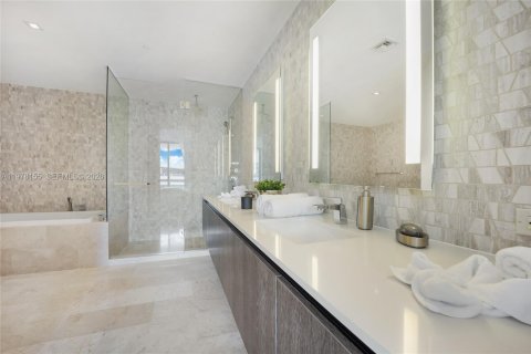 Condo in Miami, Florida, 2 bedrooms  № 2041875 - photo 8