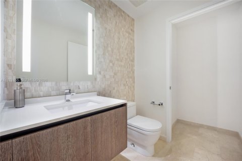 Condo in Miami, Florida, 2 bedrooms  № 2041875 - photo 13