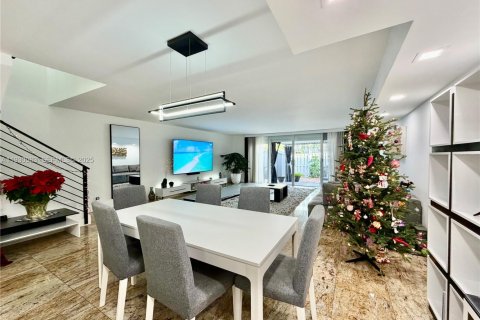 Townhouse in Hallandale Beach, Florida 3 bedrooms, 167.6 sq.m. № 1989591 - photo 20