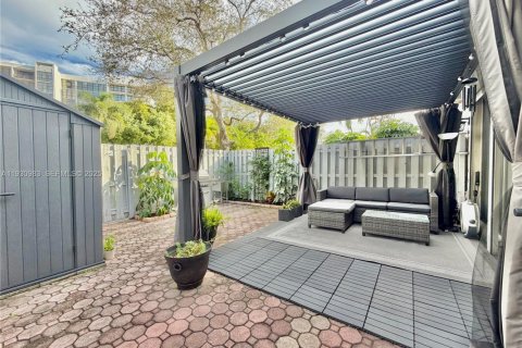 Townhouse in Hallandale Beach, Florida 3 bedrooms, 167.6 sq.m. № 1989591 - photo 15