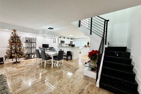 Townhouse in Hallandale Beach, Florida 3 bedrooms, 167.6 sq.m. № 1989591 - photo 12