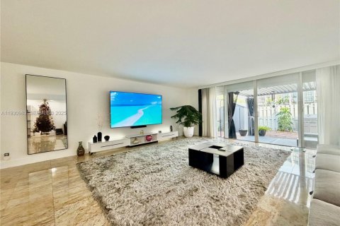 Townhouse in Hallandale Beach, Florida 3 bedrooms, 167.6 sq.m. № 1989591 - photo 23