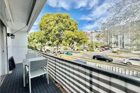 Townhouse in Hallandale Beach, Florida 3 bedrooms, 167.6 sq.m. № 1989591 - photo 29