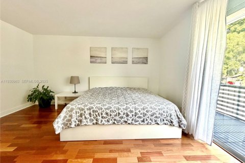 Townhouse in Hallandale Beach, Florida 3 bedrooms, 167.6 sq.m. № 1989591 - photo 25