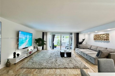 Townhouse in Hallandale Beach, Florida 3 bedrooms, 167.6 sq.m. № 1989591 - photo 22