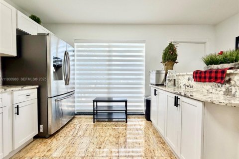 Townhouse in Hallandale Beach, Florida 3 bedrooms, 167.6 sq.m. № 1989591 - photo 8