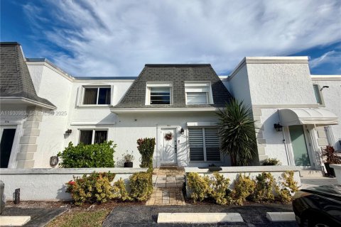 Townhouse in Hallandale Beach, Florida 3 bedrooms, 167.6 sq.m. № 1989591 - photo 1