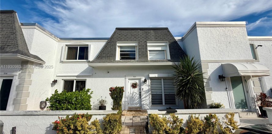 Townhouse in Hallandale Beach, Florida 3 bedrooms, 167.6 sq.m. № 1989591
