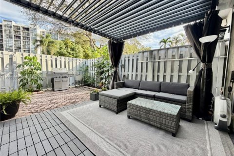 Townhouse in Hallandale Beach, Florida 3 bedrooms, 167.6 sq.m. № 1989591 - photo 16